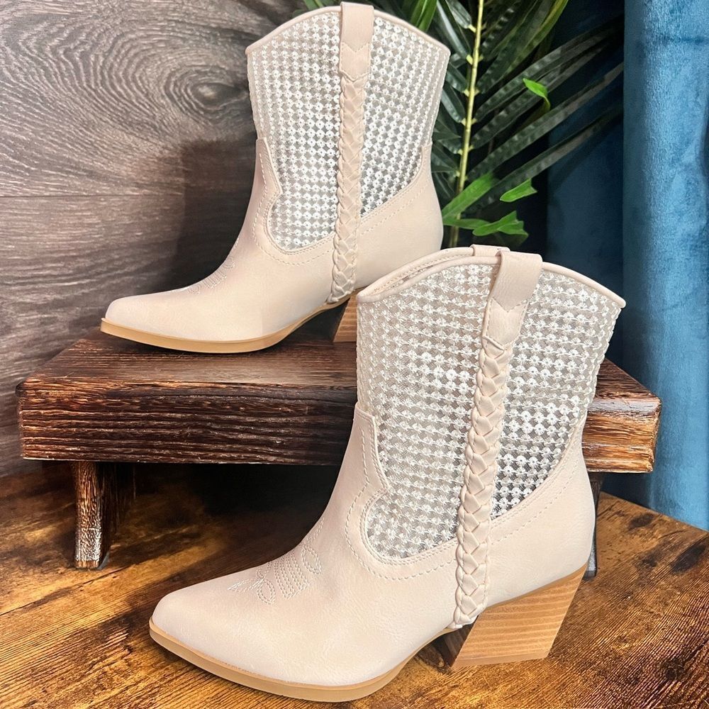 DV BY DOLCE VITA Faux Leather Karyn Bootie in Cream, Size 6.5. NWOT! - Picture 8 of 15